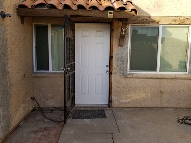 Building Photo - 2 bed/1 bath townhouse-Phoenix