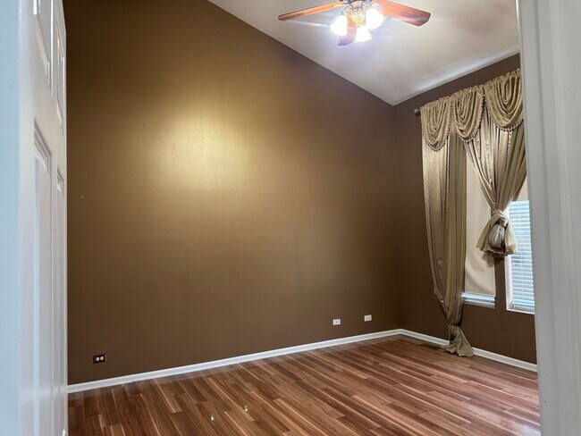 Foto del edificio - 916 Bluebell Cir