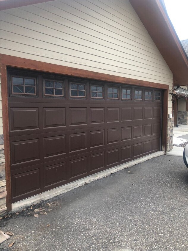 Foto principal - 3 Bedroom / 2 Bathroom Townhouse – Pet Fri...