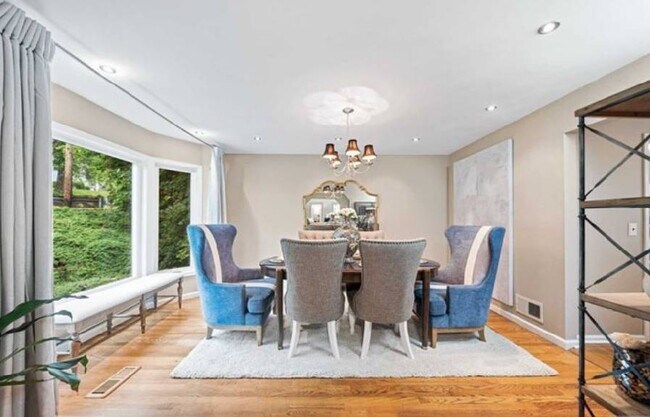 Building Photo - Stunning 4-bd, 2.5 bth property