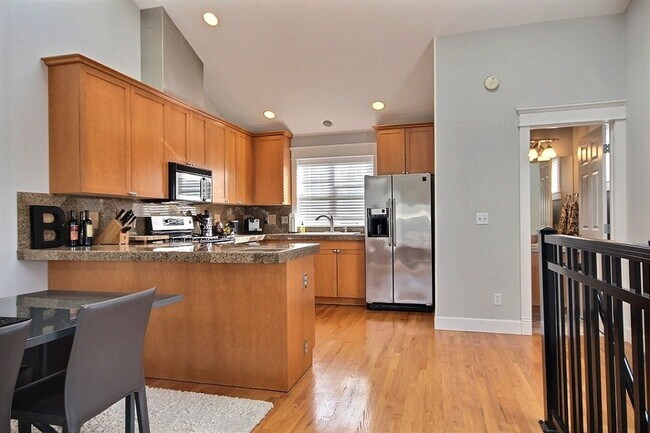 Foto del edificio - Corner lot Townhome -Incredible find in north Capitol Hill!