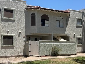 Building Photo - 850 S River Dr