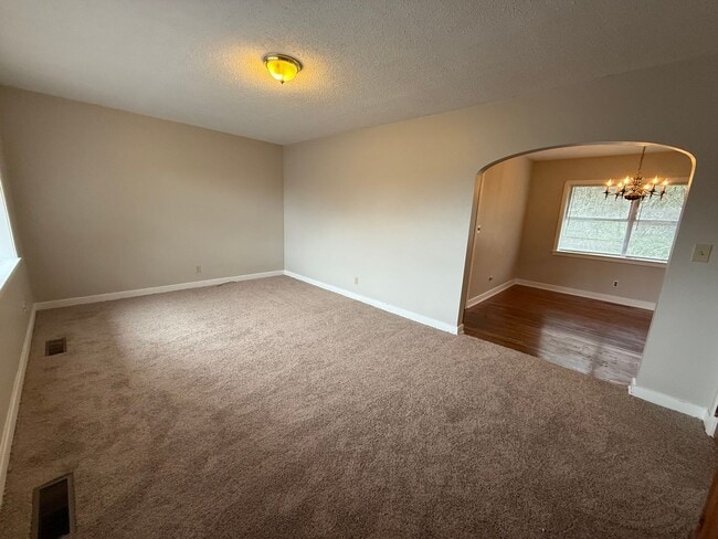 Building Photo - Great 3 bed 2 bath