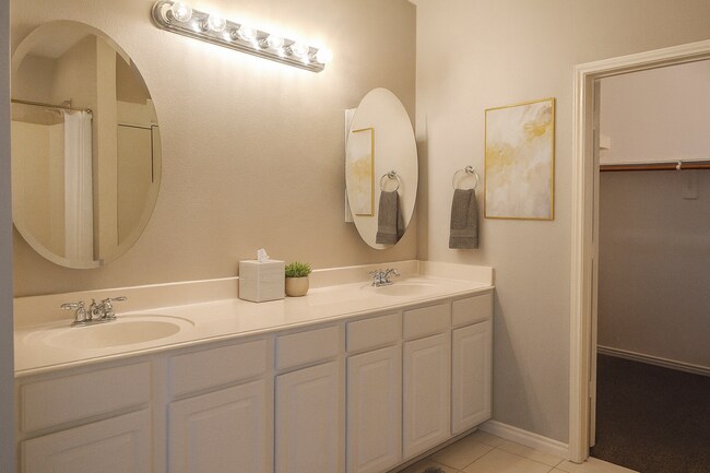 Foto del edificio - 7656 Lancaster Gate