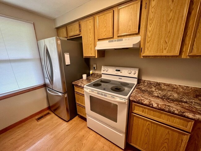 Building Photo - Adorable Townhouse - 2 Bedroom 1.5 Bathroo...