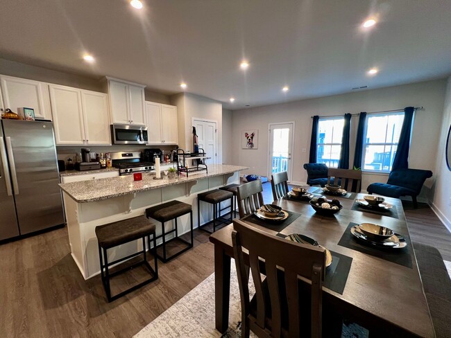 Foto del edificio - New Construction Three Story Townhome In T...