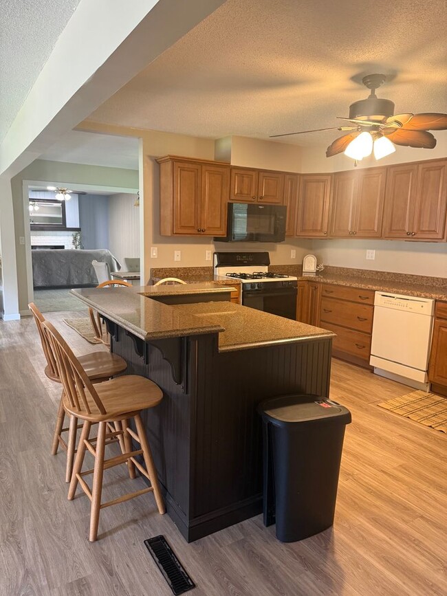 Building Photo - 112 Cottonwood Dr