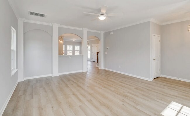 Foto del edificio - Spacious 5-Bedroom Home with Modern Finishes in Prime Elgin Location