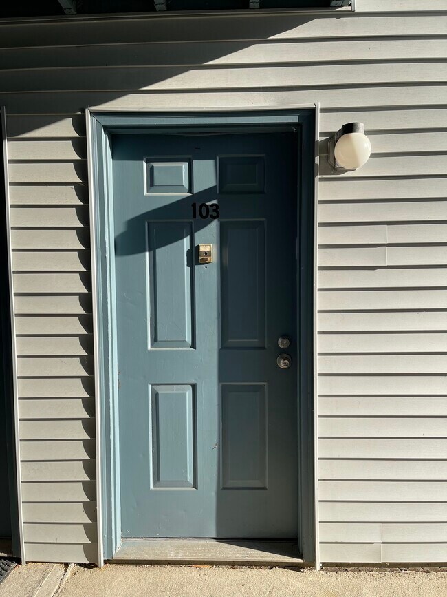 20 Delar Pky Unit 103, Franklin Park, NJ 08823 Condo for Rent in