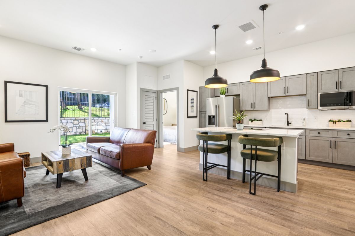 Foto principal - 2450 Wickersham Ln
