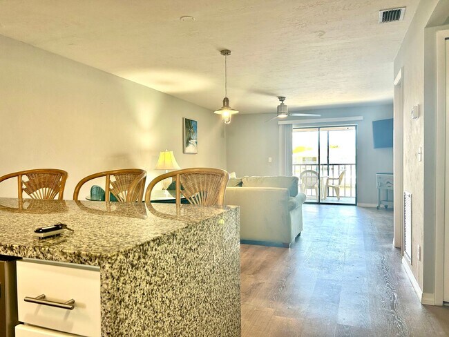 Building Photo - 2/2 Beautifully Remodeled, Furnished, With...
