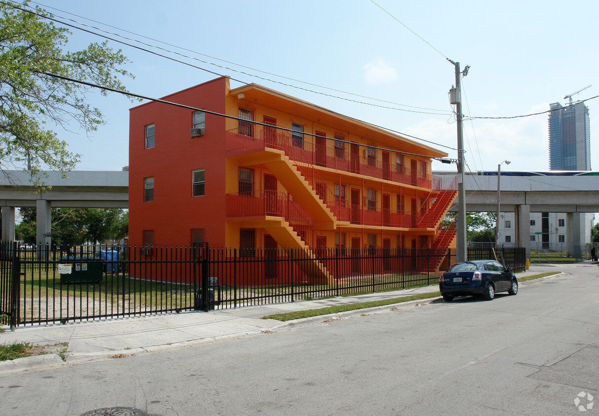 Foto principal - 155 NW 10th St