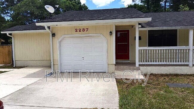 Building Photo - 2237 Lake Dr