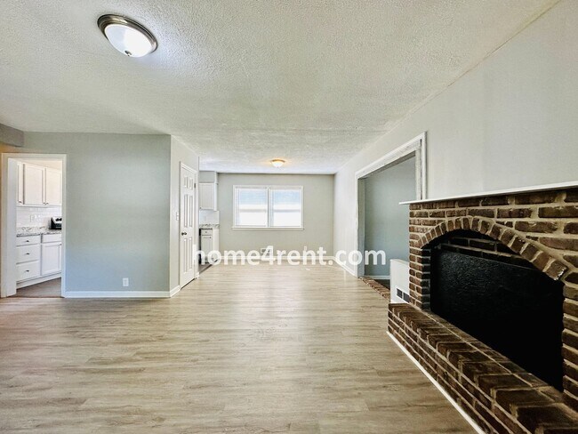 Foto del edificio - Ranch Style Home in KCMO w/ LVP Floors, SS Appliances and a Fenced Yard!