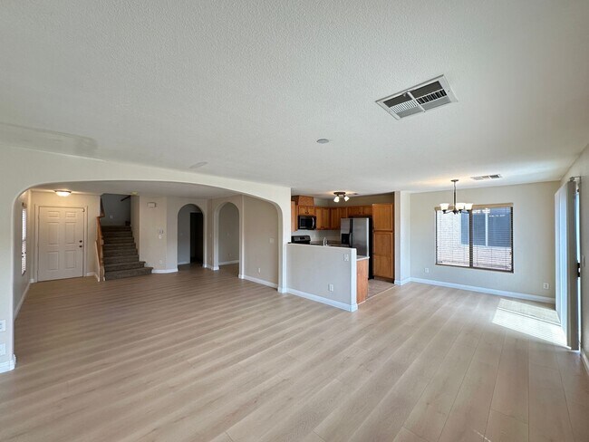 Foto del edificio - 4 Bedroom & Laminate First Floor