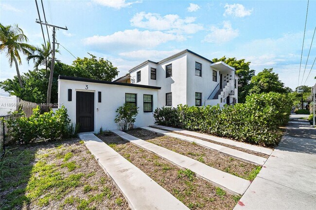 Building Photo - 4222 NE 1st Ave