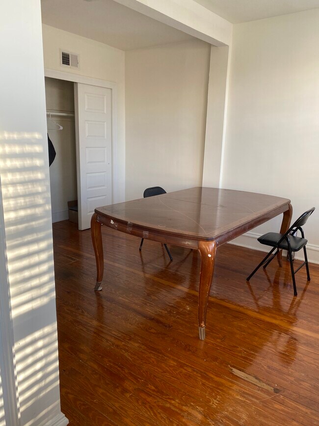 Foto del edificio - 807 N Robinson St