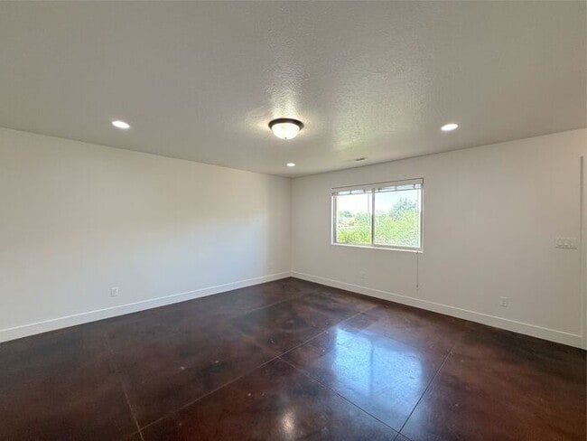 Building Photo - 4 bed, 2.5 bath duplex w/1 car garage