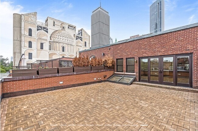 Building Photo - 330 Newbury St