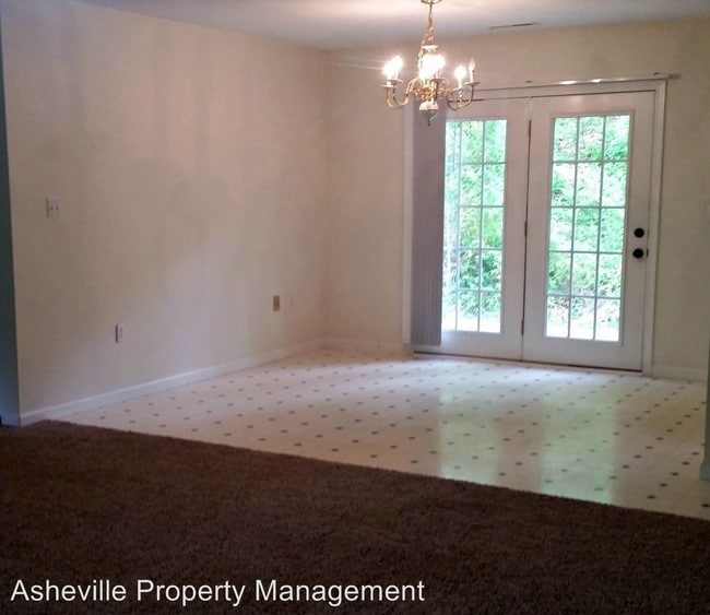 Building Photo - 3 br, 2 bath House - 9 Oakwood Dr.
