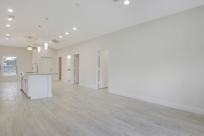 Building Photo - 1566 W 26th Ct