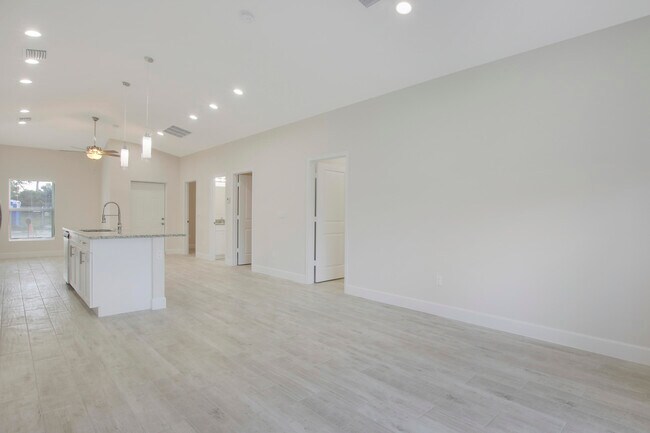 Foto del edificio - 1566 W 26th Ct