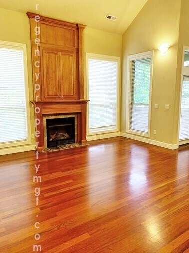 Building Photo - Entertainers dream! Spacious 4 bedroom hom...