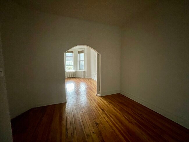 Building Photo - 141 E 35th St
