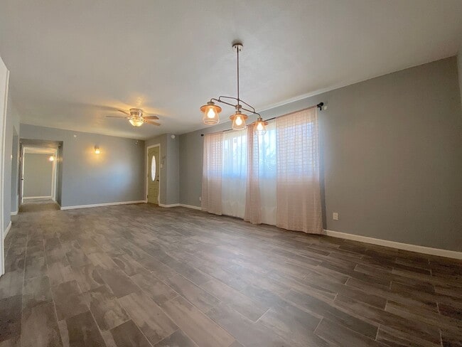Building Photo - West El Paso 4 bed/2 Bath refrig A/C Home!