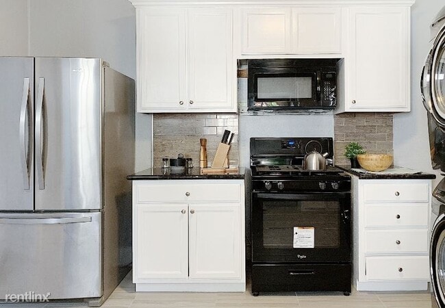 Building Photo - 11 br, 5 bath House - 2639 S Budlong Ave
