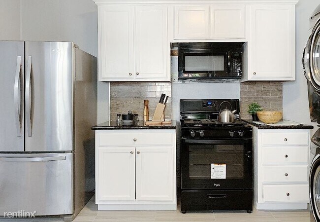 Foto del edificio - 11 br, 5 bath House - 2639 S Budlong Ave