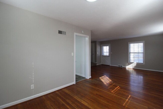 Foto del edificio - April FREE On This 2 Bedroom 1 Bath Duplex In The Waldo Area