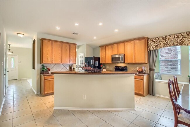 Building Photo - 18720 Royal Pointe Dr