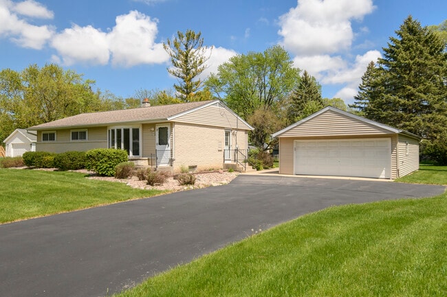 Building Photo - W149N6158 Pocahontas Dr
