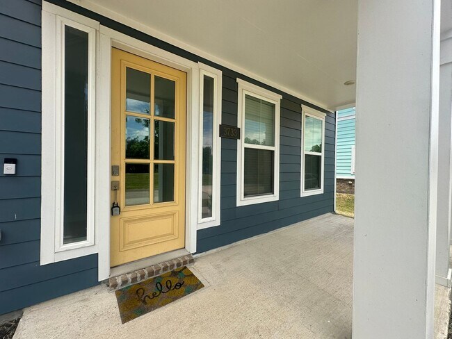 Building Photo - Modern Comfort Meets Prime Location !