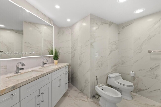 Building Photo - 888 Brickell Key Dr