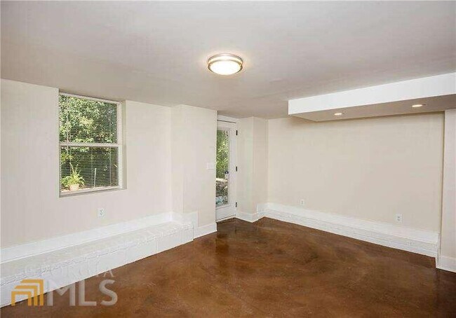 Building Photo - 935 Victory Dr SW