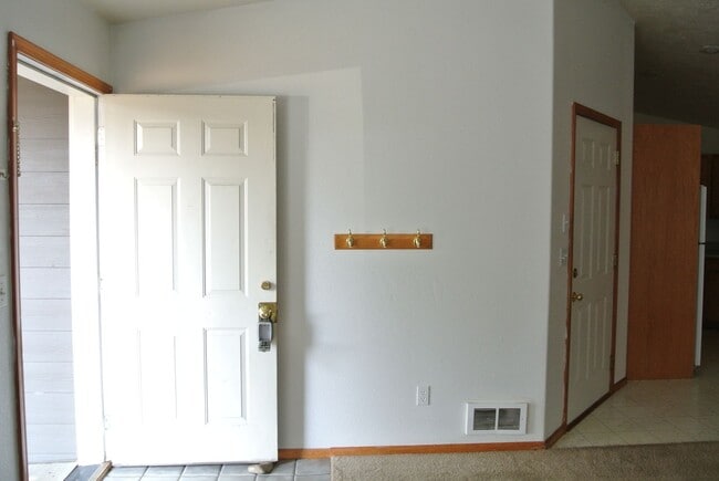 Building Photo - Spacious 3-bedroom, 1 bath home in Albany