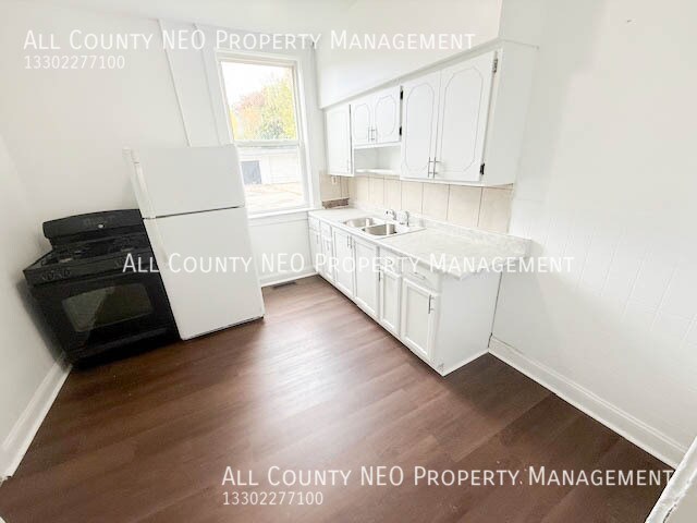 Building Photo - 3292 W 98th St