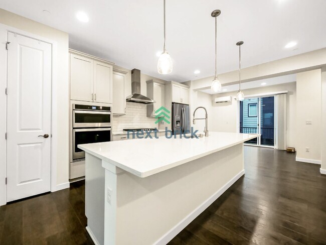 Foto del edificio - 3 Bed and 3.5 Bath Beautiful  Modern Townhome is Available for Rent!