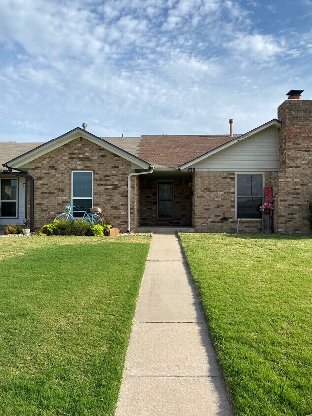 Foto principal - 439 W Curtis Dr