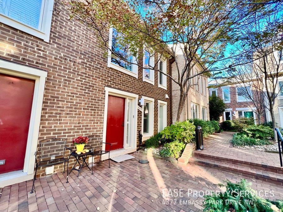 Foto principal - 4377 Embassy Park Dr NW