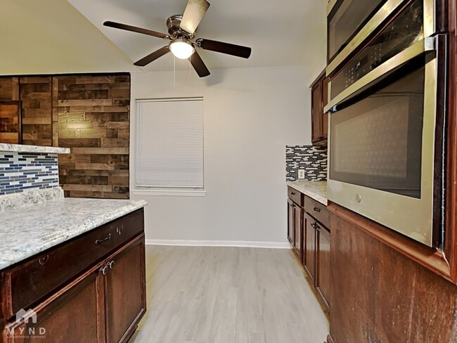 Foto del edificio - 6127 Heatherbrook Dr