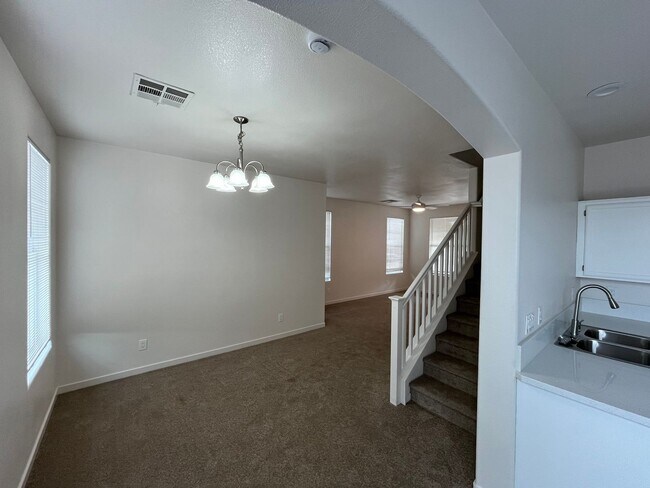 Foto del edificio - Beautiful home ready for rent