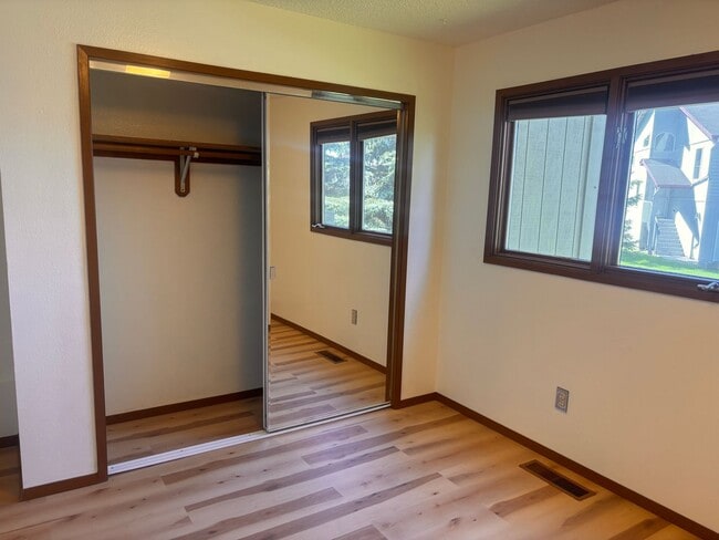 Building Photo - Independence Park 1 Bedroom Condo with Gar...