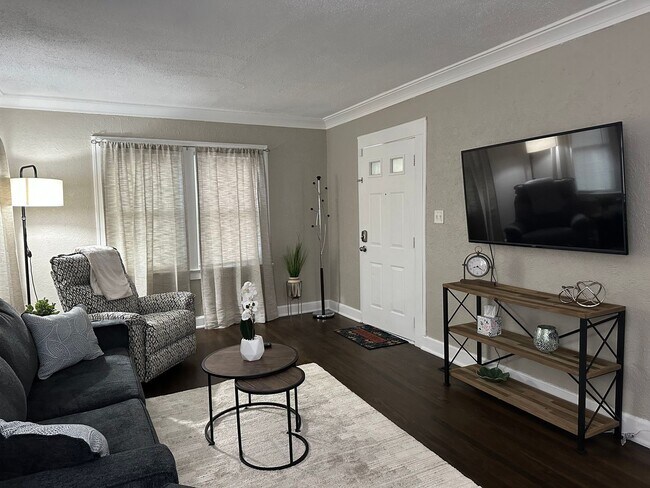 Foto del edificio - 2 Bedroom Home With 1 Car Garage