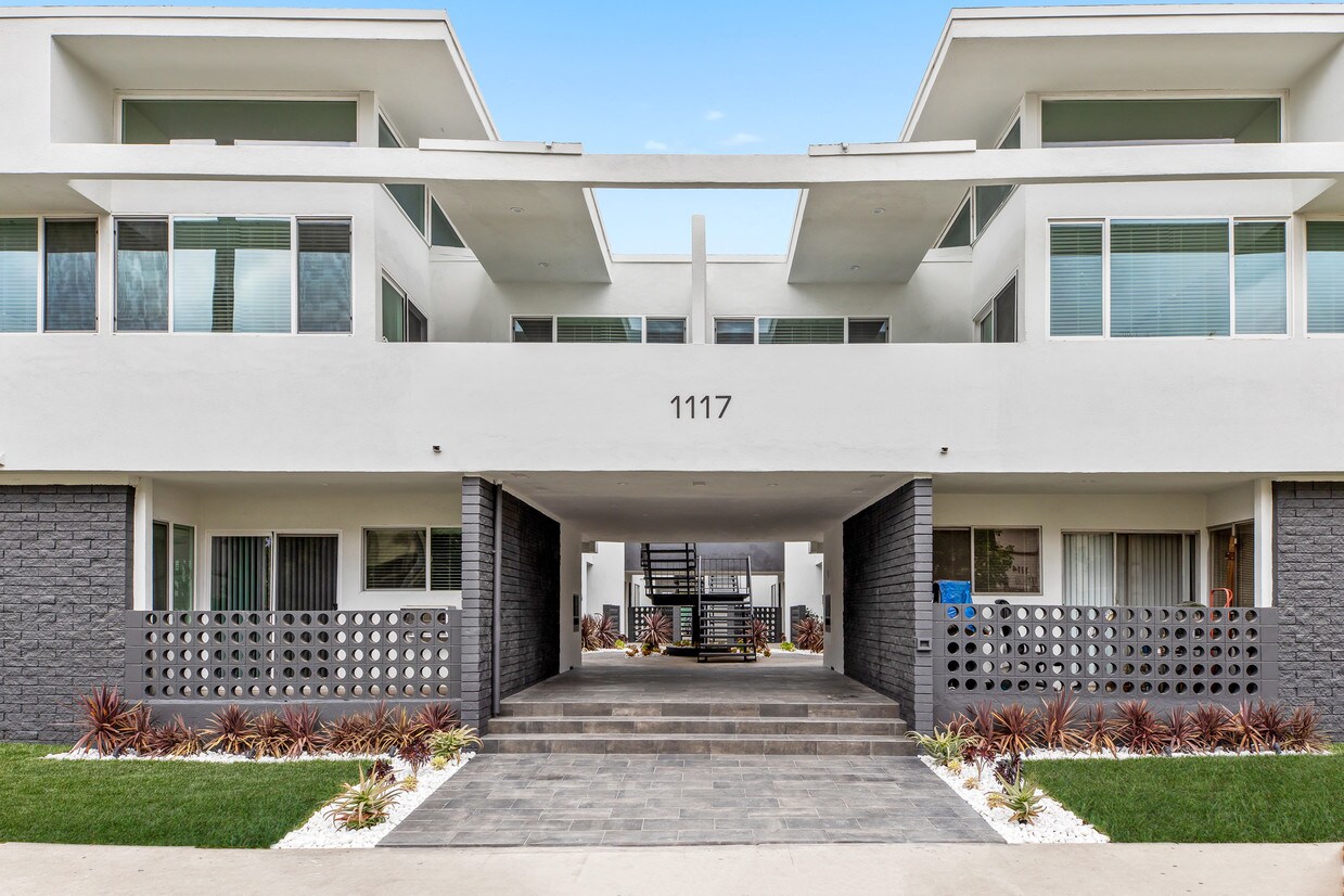 Foto principal - 1117 S Bronson Ave
