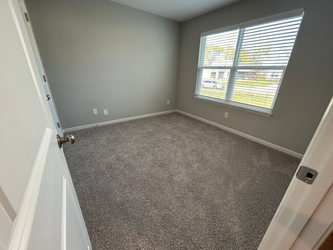 Foto del edificio - 640-642 Fall Meadow