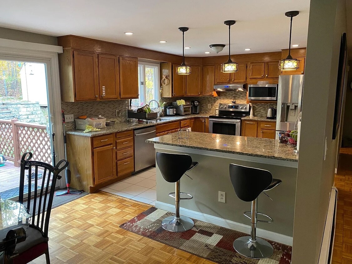 Primary Photo - 18 Cranston Cir