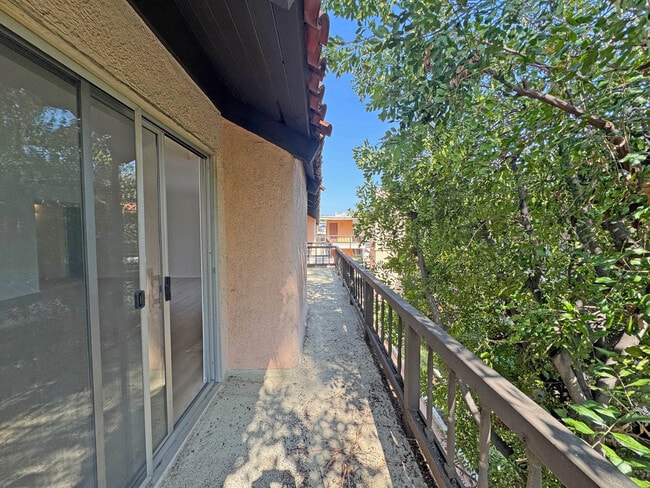 Building Photo - 1127 E Del Mar Blvd
